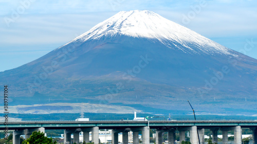 御殿場の富士見台から眺める富士山と新東名高速道路御殿場JCT～駒門PA付近 © jpimage