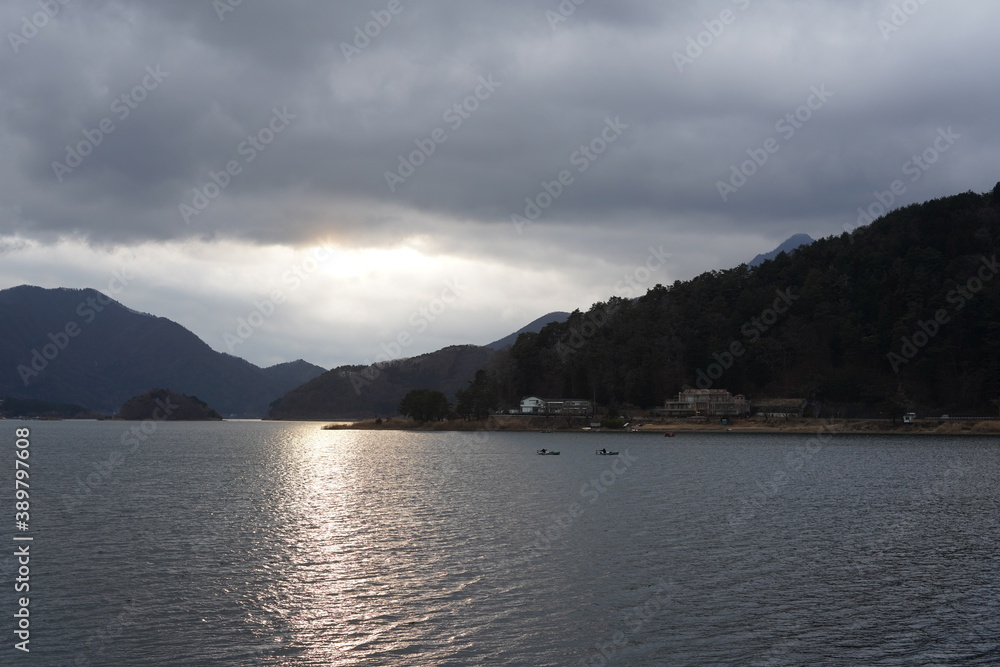 河口湖の夕暮れの風景