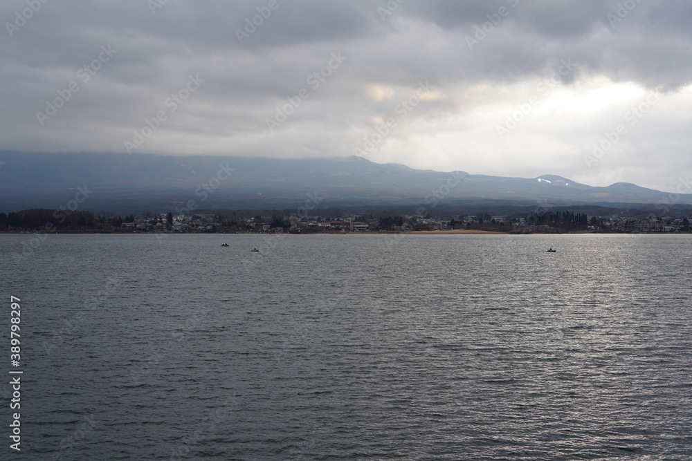 冬の曇り空の河口湖