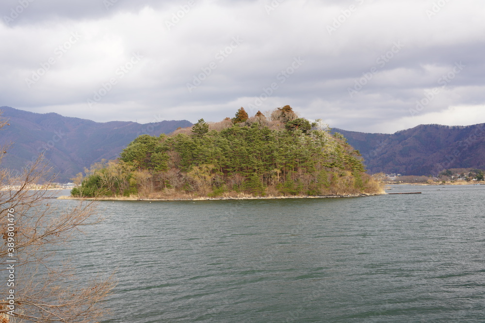 湖に浮かぶ小さな無人島 湖に浮かぶ小さな無人島