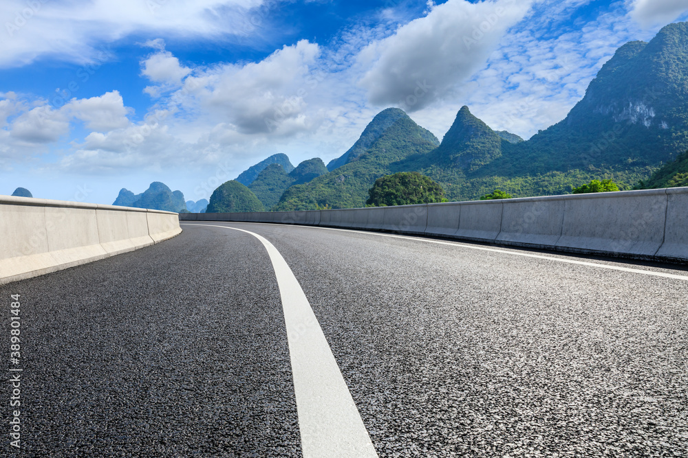 Obraz premium Asphalt highway and green mountain natural scenery in Guilin,China.