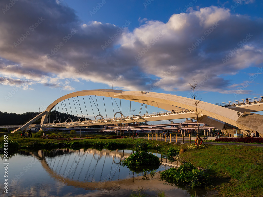 Obraz premium Sunny view of the Yangguang Bridge at Xindian District