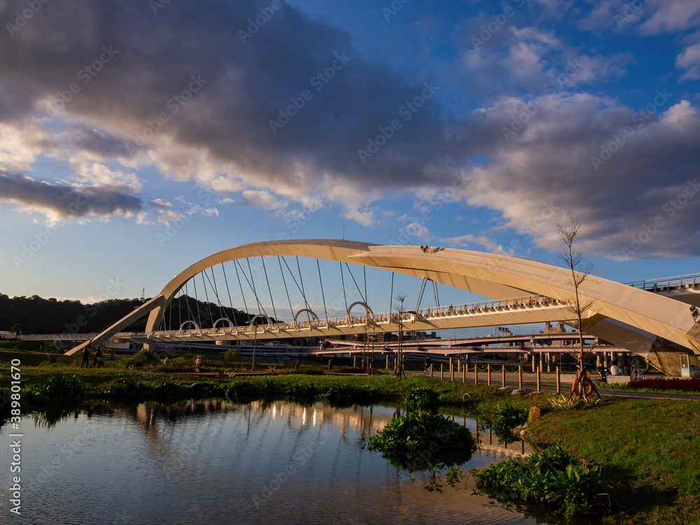 Obraz premium Sunny view of the Yangguang Bridge at Xindian District