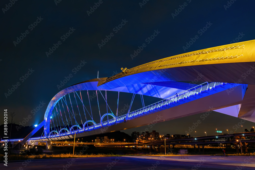 Naklejka premium Night view of the Yangguang Bridge at Xindian District