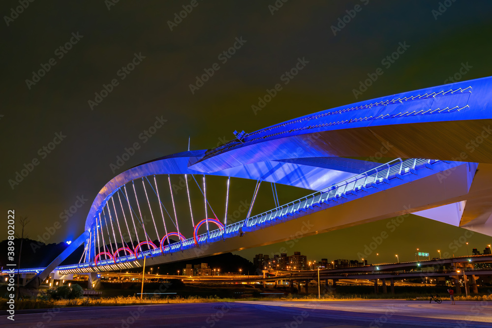 Naklejka premium Night view of the Yangguang Bridge at Xindian District