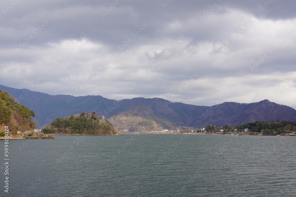 美しい山と湖畔の風景