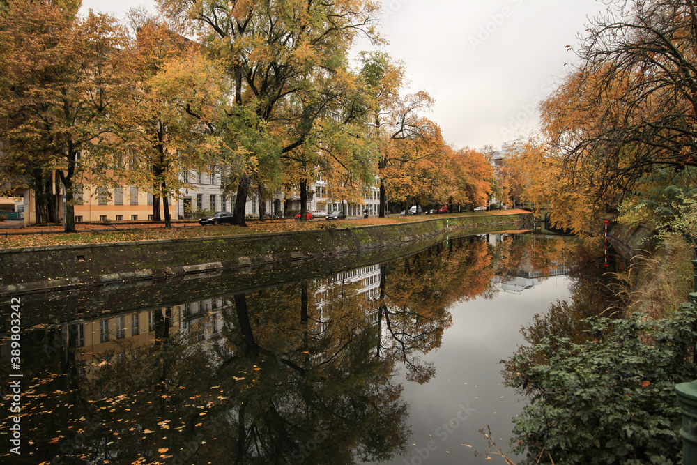 Herbst in Berlin; Landwehrkanal am Schöneberger Ufer