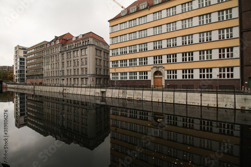 Berliner Blickwinkel; Häuserzeile am Kupfergraben über und im Wasser photo