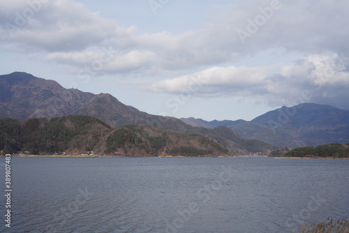 美しい山と湖畔の風景