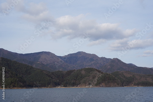 美しい山と湖畔の風景