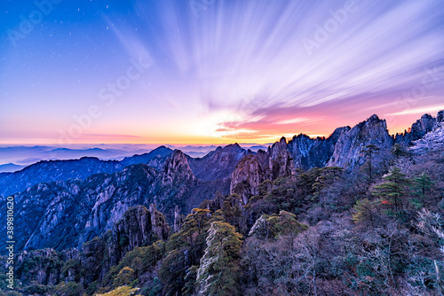 Fototapeta Naklejka Na Ścianę i Meble -  The morning glow before sunrise at Qingliangtai, Huangshan Mountain, China
