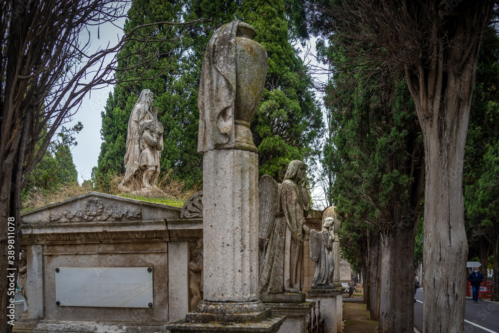 dia de todos los santos en el cementerio en  España