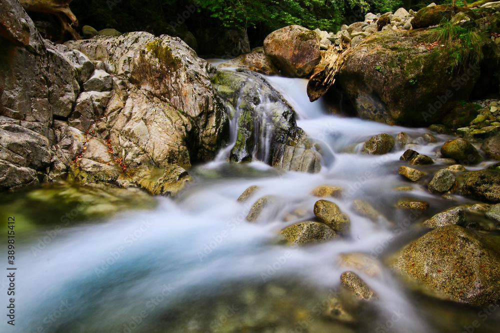 Paysage autour d'un point d'eau , cascade