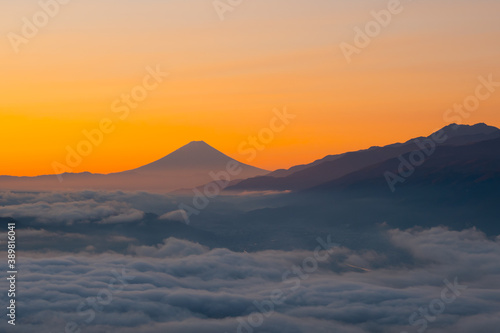 夜明けの高ボッチ高原からの富士山と南アルプス