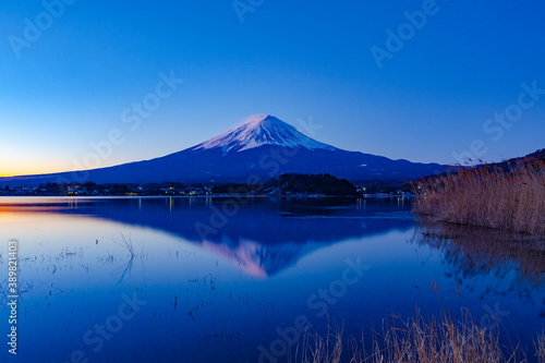 夜明けの河口湖 山梨県富士河口湖町大石公園にて