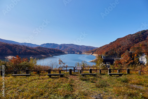 有峰湖展望台から望む、秋の有峰湖と有峰ダム 富山県富山市