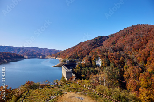 有峰湖展望台から望む、秋の有峰湖と有峰ダム 富山県富山市