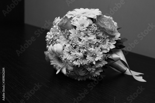 Εκτύπωση καμβά Greyscale closeup shot of the bride's bouquet on a table