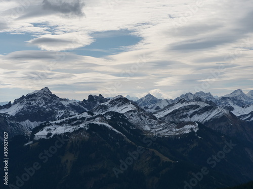 Panorama-Blick über die schneebedeckten Alpen in Tirol in Österreich bei guter Fernsicht und leicht bewölktem Himmel