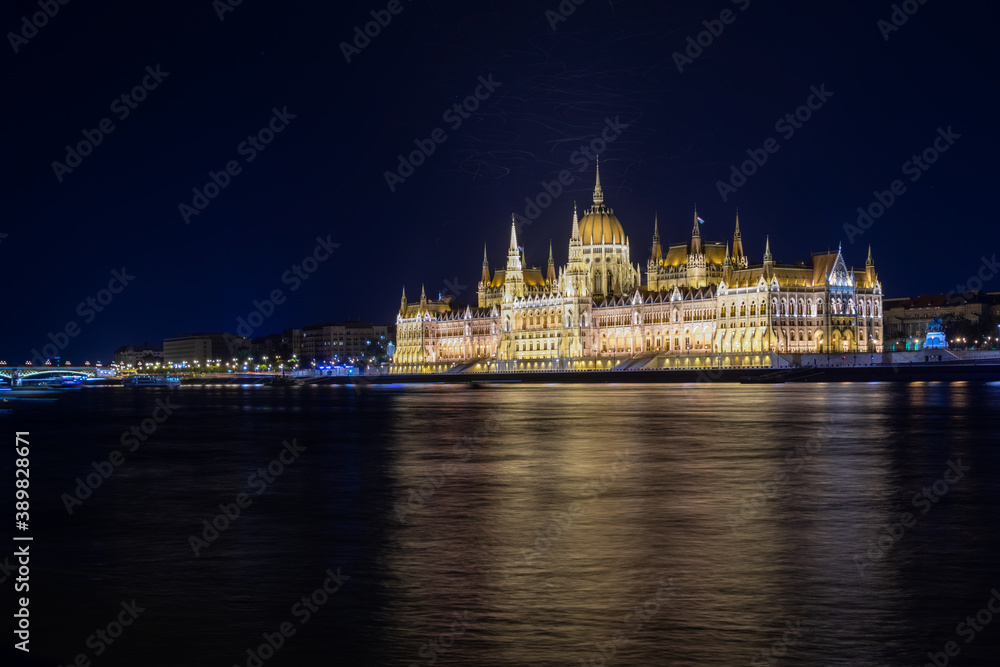 Fototapeta premium Budapest parliament on the Danube banks at dusk, Hungary
