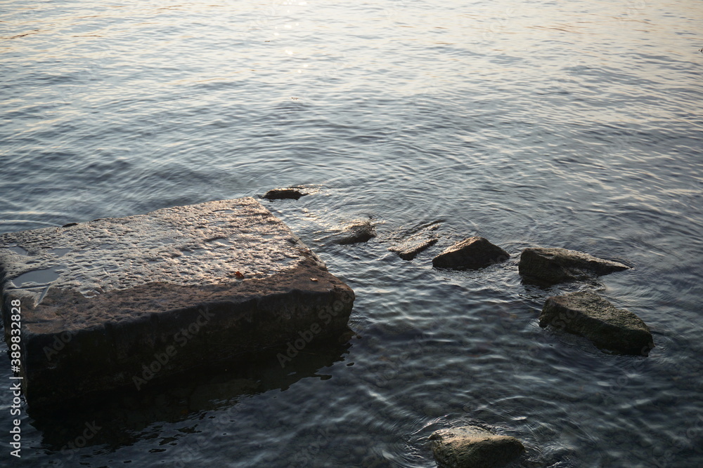 Fototapeta premium Fels im See Abendrot