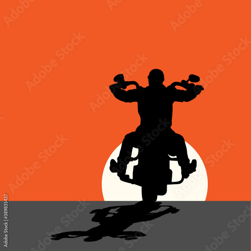 motociclista al tramonto
