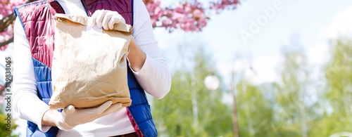 Wallpaper Mural Man with face mask is delivering food and groceries during virus epidemic. Torontodigital.ca