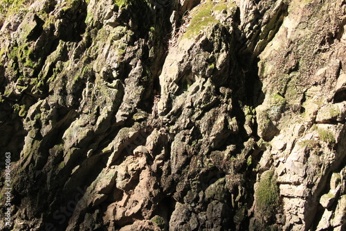 荒々しい様相の岩肌