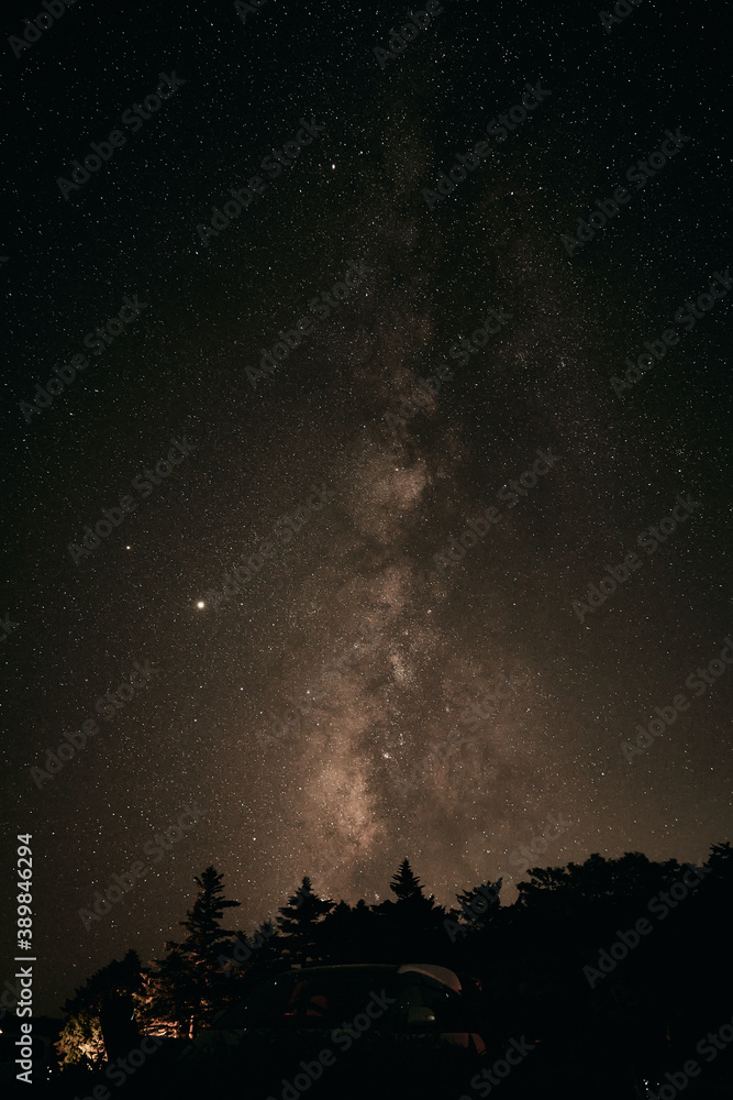 Fototapeta premium 奈良県大台ヶ原の駐車場から見える夜空