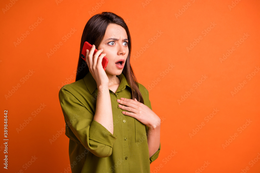 Ταπετσαρία Profile photo of scared speechless lady hold telephone open mouth hand chest wea