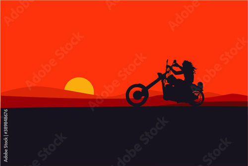 motociclista al tramonto