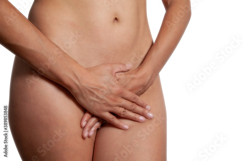 femme se cachant le sexe