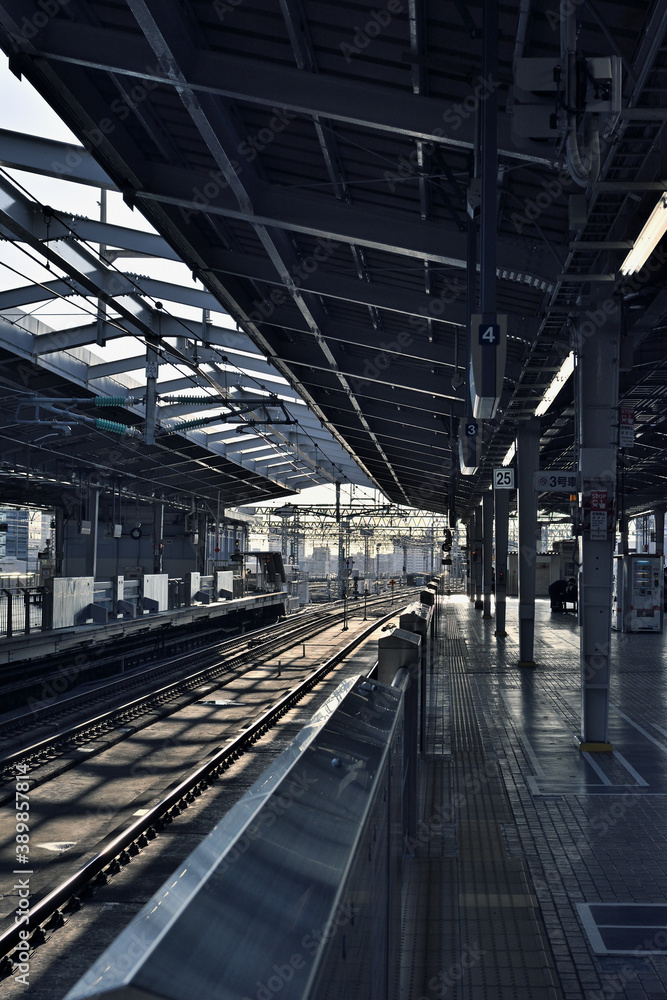 午後の光が差し込む駅構内 午後の光が差し込む駅構内