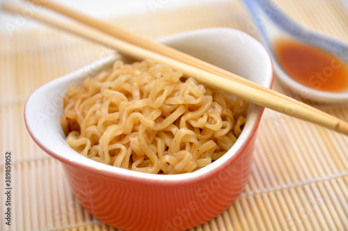 yakisoba piatto tipico giapponese cibo asiatico noodles con pollo manzo verdure e salsa di soya