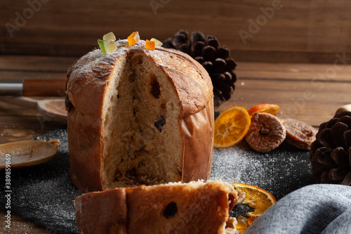 Panetone de natal com frutas cristalizadas e nozes