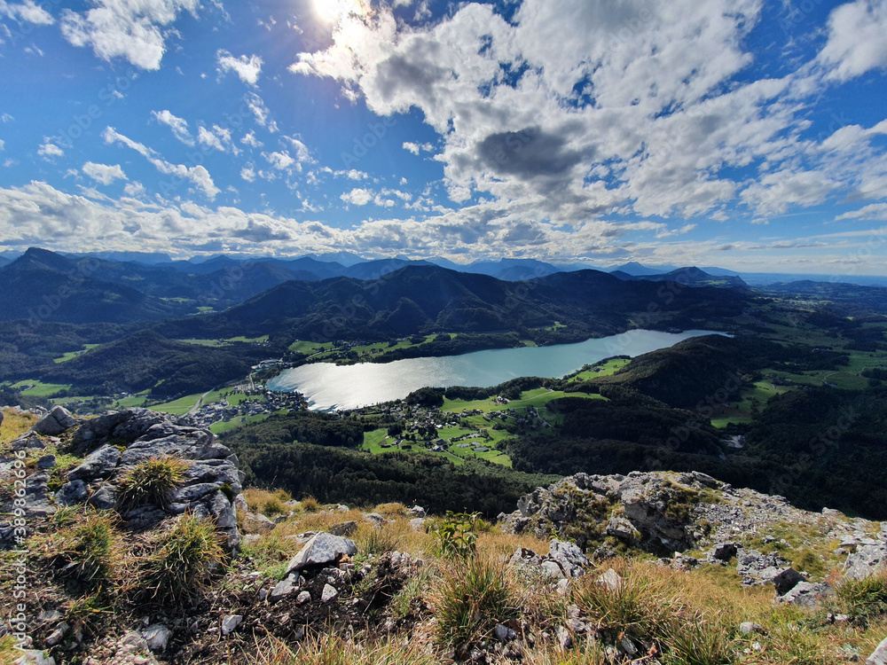 Fuschlsee schöner See im Salzkammergut nahe Salzburg Österreich im Sommer Berg in den Alpen Schober, Lake in Austria
