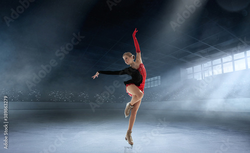 Bilde på lerret Figure skating girl in ice arena.