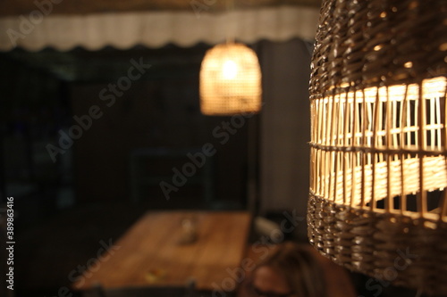 ristorante in riva al mare con elegante illuminazione. Tramonto con lampade in paglia photo