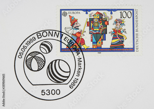 Briefmarke stamp gestempelt used frankiert cancel vintage retro alt old spielzeug toy roboter robot figur puppe doll bunt kasper frau mann ball 1989 europa photo