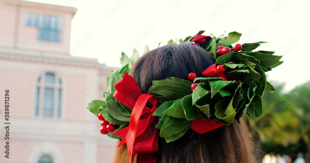 Laurea in italia con corona di alloro in testa Stock Photo | Adobe Stock