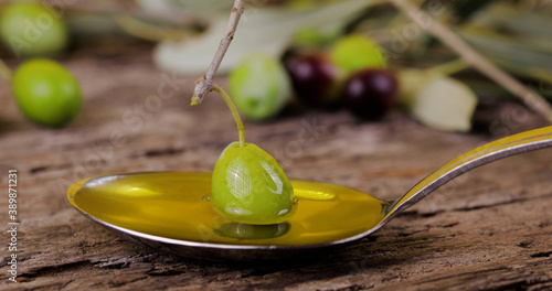 Olio extravergine di oliva nel cucchiaio photo