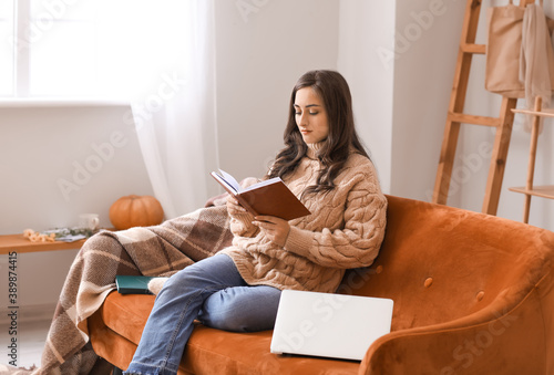 Beautiful young woman readi...