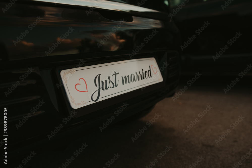 Obraz premium Beautiful wedding car with plate JUST MARRIED