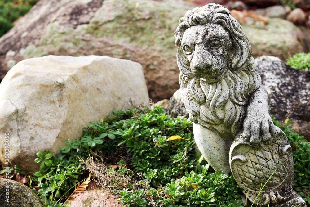 Löwenstatue im Garten