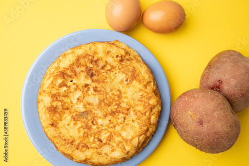 Obraz na płótnie omelette with potatoes on yellow background w salonie