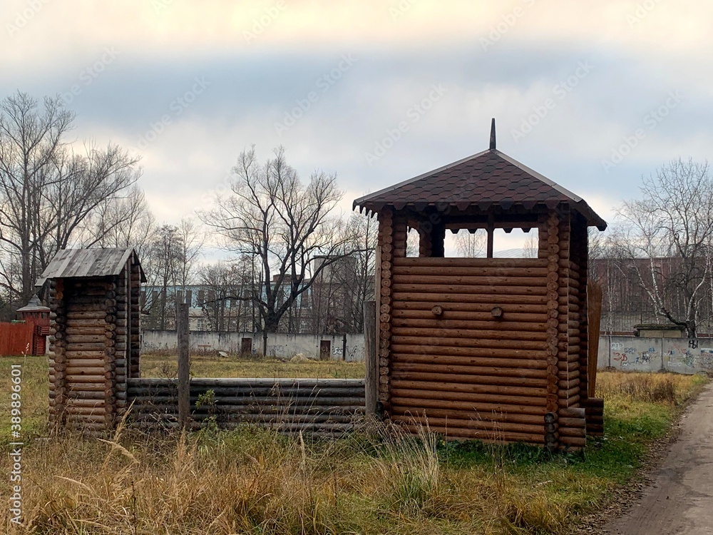 средневековая изгородб бревенчатый дом брёвна сруб поле лужайка опушка лес деревья вязы тополя ивы осень мрачно средневековье дождь пасмурно день осень сторожевая башня средневековая изгородб бревенчатый дом брёвна сруб поле лужайка опушка лес деревья вязы тополя ивы осень мрачно средневековье дождь пасмурно день осень сторожевая башня