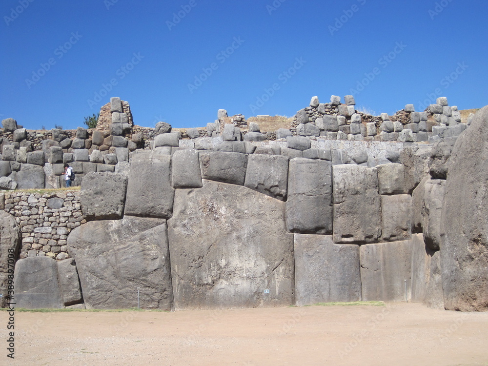 Φωτογραφία Hiking the Inca Trail through the beautiful green lush mountains to Huayna and M