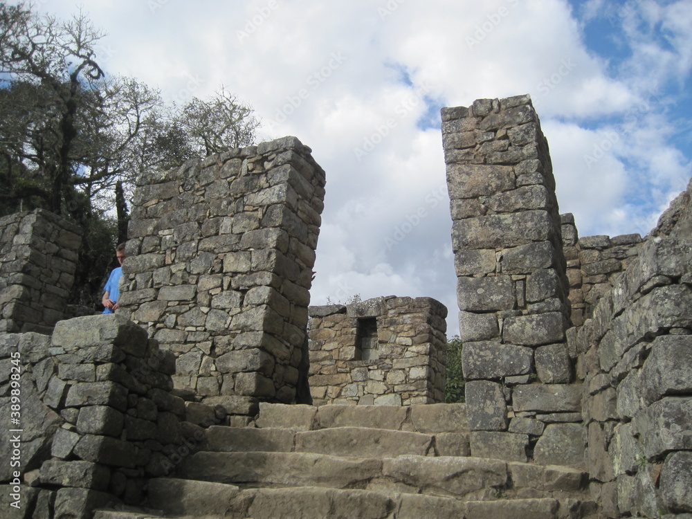 Φωτογραφία Hiking the Inca Trail through the beautiful green lush mountains to Huayna and M