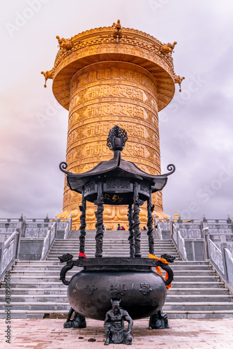 Fotobehang The big golden rolling prayer drum in the tibetan buddhist monastery
