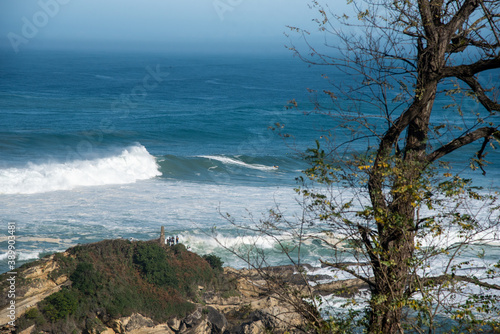 Olas grandes en la costa vasca, Hondarribia, guipuzkoa españa surf en olas gigantes.